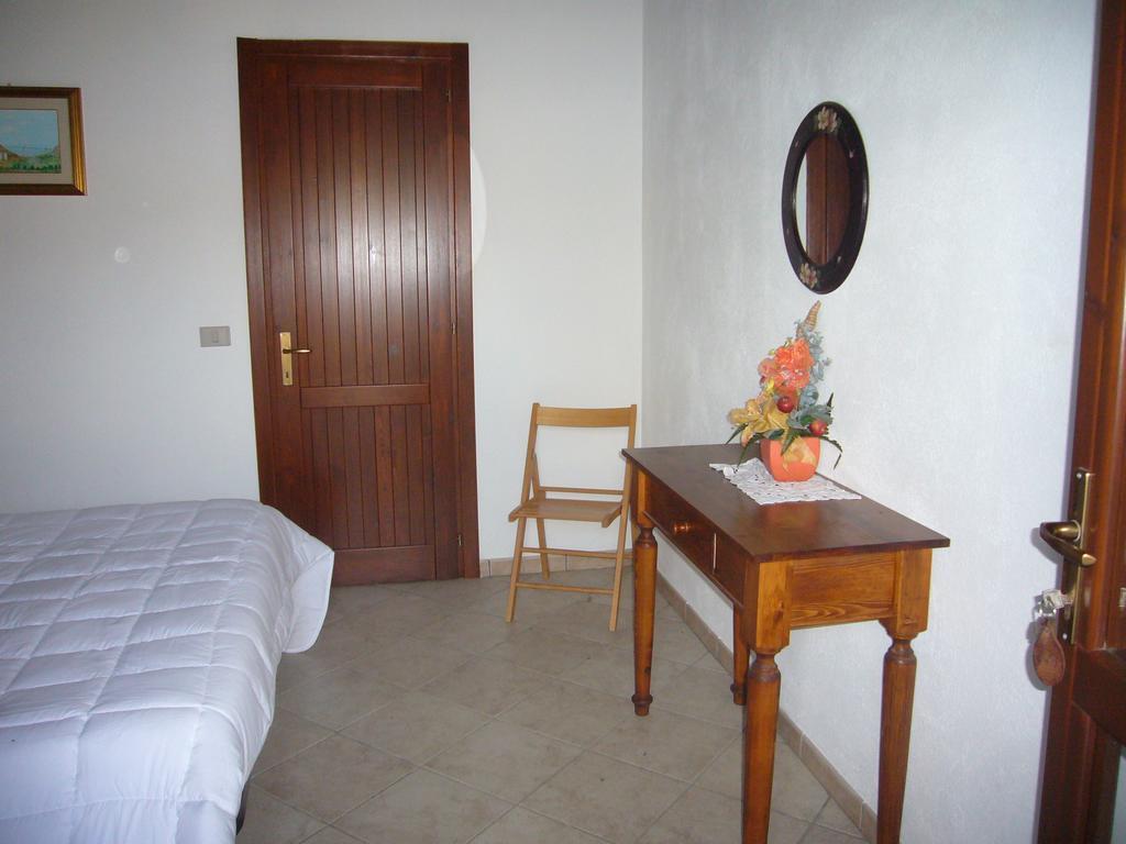Su Trabi B&B Fluminimaggiore Phòng bức ảnh